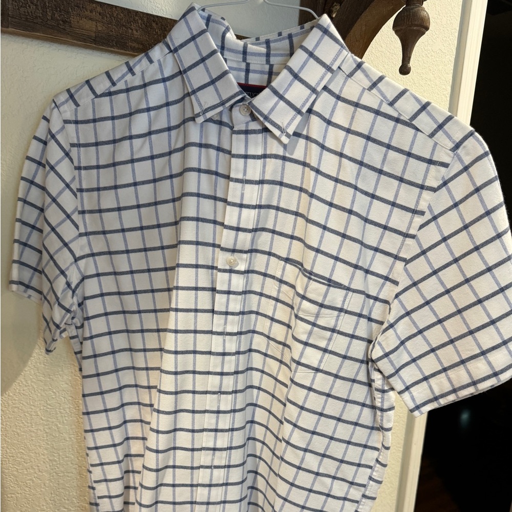 UNTUCKit Blue and White Casual Button Down Shirt